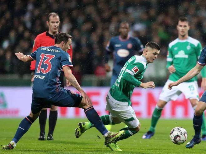 不少球迷在 不少球迷在